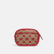  [美國代購] COACH Camera Bag In Signature Canvas With Heart Print