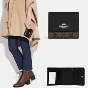 [美國代購] COACH Small Trifold Wallet In Blocked Signature Canvas - Color: Gold/Brown Black