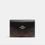 [美國代購] Flap Card Case In Signature Canvas - COLOR: Gold/Brown Black